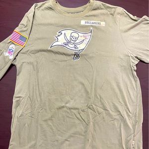 2021 Salute to Service long sleeve, Buccaneers shirt